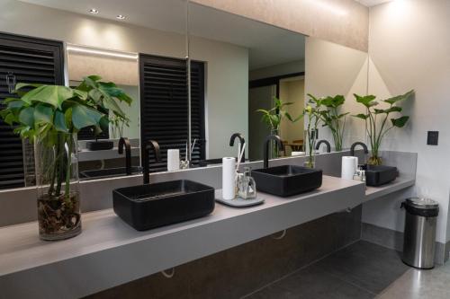 a bathroom with two sinks and a large mirror at Amazon Green Hotel in Lucas do Rio Verde