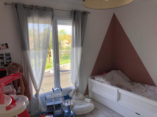 - une chambre pour enfants avec un lit et une grande fenêtre dans l'établissement Maison proche d'Angoulême 8 couchages avec piscine, à Fléac