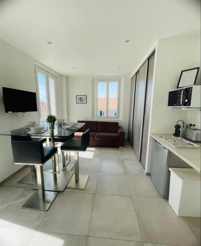 une cuisine et un salon avec une table et un canapé dans l'établissement Appartement port de Sanary, à Sanary-sur-Mer