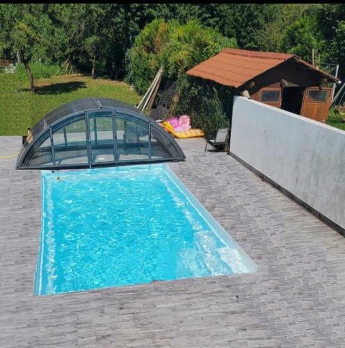 - une piscine avec un dôme en verre sur une terrasse dans l'établissement VILLA MASSENET, à Sarcelles