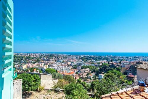 een uitzicht op de stad vanuit een gebouw bij Barri furnished flat in Cagnes-sur-Mer