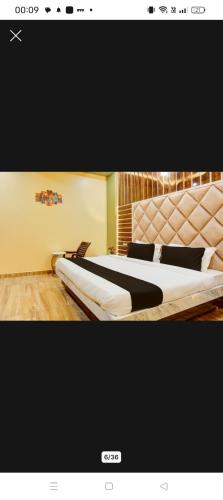 Hotel Ashok Viharにあるベッド