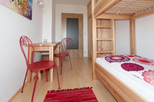 Un dormitorio con una cama y una mesa y sillas. en Huberhof, en Riedering