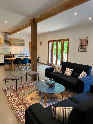 un salon avec un canapé et une table dans l'établissement Grand gîte Gastes, à Gastes