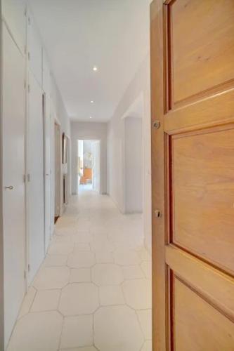 un couloir vide avec une porte et un hallwayngthngthngthngthngthngthngthngthngthngth dans l'établissement Villa Luna Nova, à Cannes