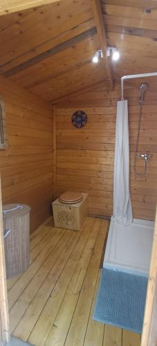 Cette chambre en bois comprend un sauna avec une douche. dans l'établissement Tente safari au Pont du Gard, à Vers-Pont-du-Gard