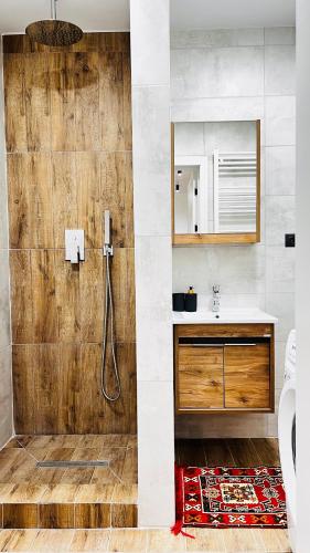 een badkamer met een wastafel en een spiegel bij Luxury apartament Buiucani in Chişinău