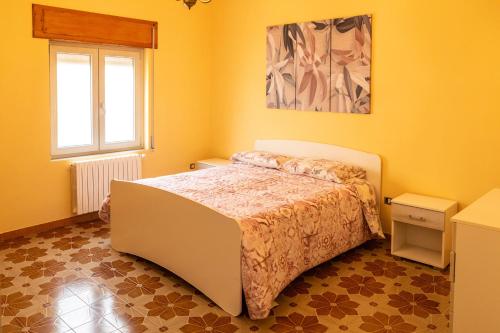 Rifugio dell'Amore e Pace في Magliano Vetere: غرفة نوم بسرير ونافذة