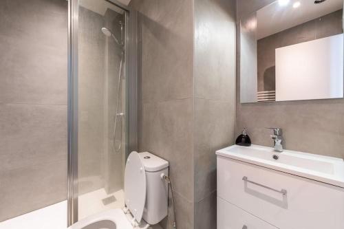 une salle de bain avec toilettes, douche et lavabo dans l'établissement Bail mobilité - Appartement pour voyages d'affaires et d'études, à Paris