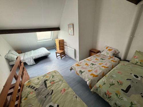 En eller flere senge i et værelse på Genna lila