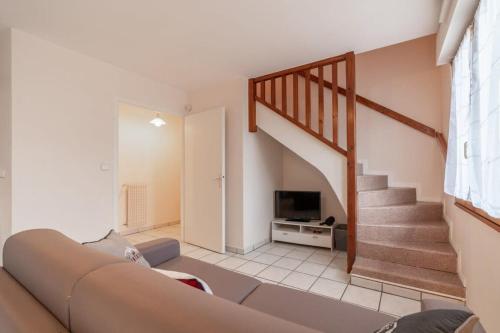 Epagny Metz-Tessy的住宿－Mionnaz furnished flat，带沙发和楼梯的客厅
