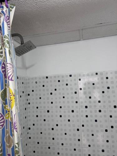 uma casa de banho com uma cortina de chuveiro branca e preta em Apartamento en Cartagena em Cartagena das Índias