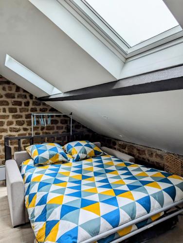 - une chambre avec un lit en mezzanine dans l'établissement STUDIO COPENHAGUE - Confort et Luminosité, à Charleville-Mézières
