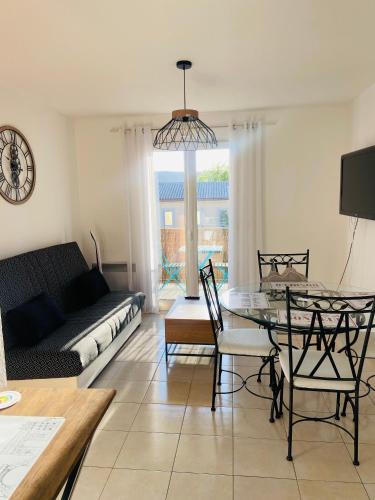 un salon avec une table et un canapé dans l'établissement Appartement très lumineux au cœur du massif de la Sainte Baume, à Plan dʼAups