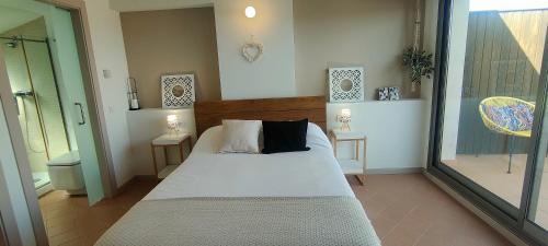 Un dormitorio con una cama grande y una ventana en Apartamento Loft Mar&Pol, en Palafrugell
