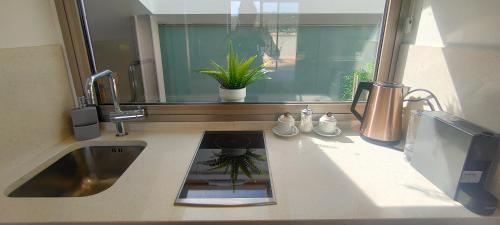 un bancone della cucina con lavandino e finestra di Apartamento Loft Mar&Pol a Palafrugell