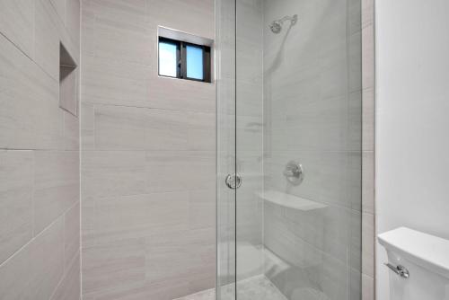 um chuveiro com uma porta de vidro na casa de banho em Villa Roads Family Home 2 Beds 1 Bath em Miami
