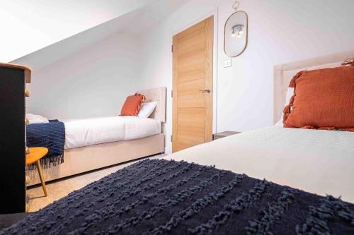 um quarto com 2 camas e uma escada em Bright 2-bed Flat in Central Reading em Reading