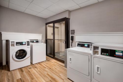 a laundry room with a washer and dryer at Hampton Inn Long Island-Brookhaven in Farmingville