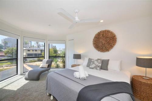 Un dormitorio con una cama grande y una ventana grande. en Bliss On Sunshine, en Gold Coast