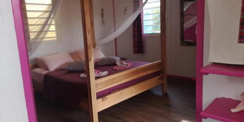 Etagenbett in einem Zimmer mit Etagenbett in einem Haus in der Unterkunft Bellevue Gites in Petit-Bourg