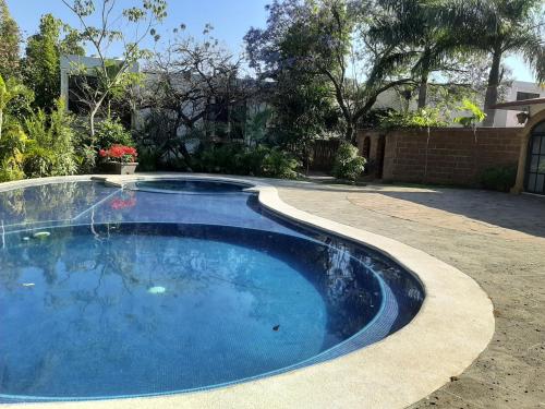 - une petite piscine dans une cour dotée d'un mur en briques dans l'établissement Quinta Boutique Zana, à Cuernavaca