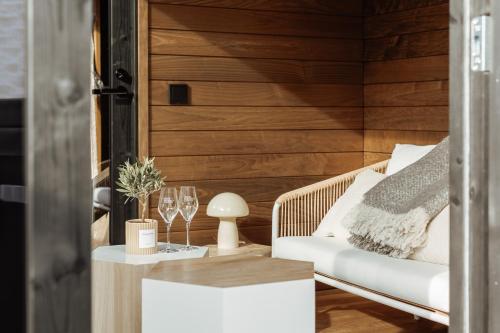 une pièce avec un canapé et une table avec des verres à vin dans l'établissement L'Empreinte, à Verzenay