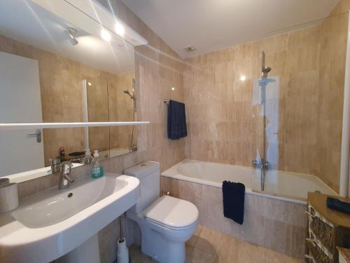 une salle de bain avec toilettes, lavabo et baignoire dans l'établissement Grand Azur Etoile Marine, à Sainte-Maxime