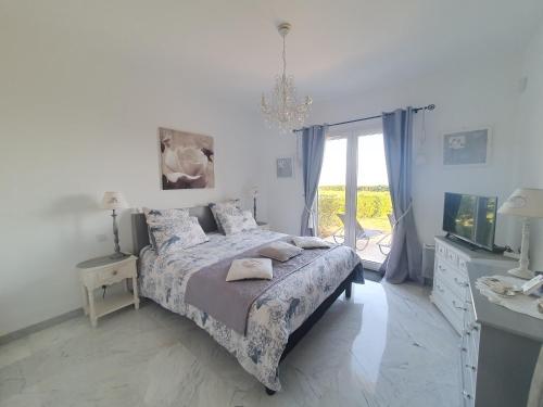 une chambre blanche avec un lit et une fenêtre dans l'établissement Grand Azur Etoile Marine, à Sainte-Maxime