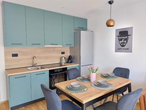 Sea view, 2 King size bed, walk to beach and center