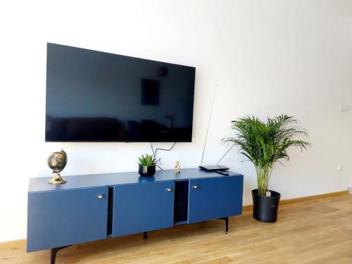 Sea view, 2 King size bed, walk to beach and center