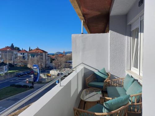 Sea view, 2 King size bed, walk to beach and center