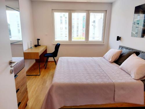 Sea view, 2 King size bed, walk to beach and center