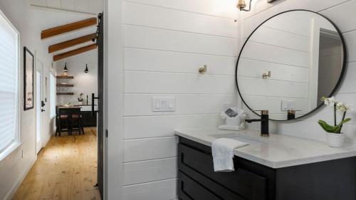 uma casa de banho com um lavatório e um espelho em Jumping Goat Ranch-Angora Amazing Views em Fredericksburg