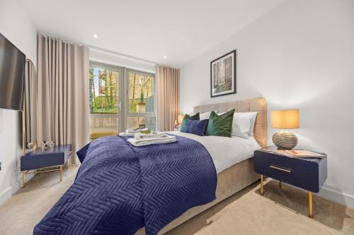 - une chambre avec un grand lit et une couverture bleue dans l'établissement Springfield Two, à Harrogate