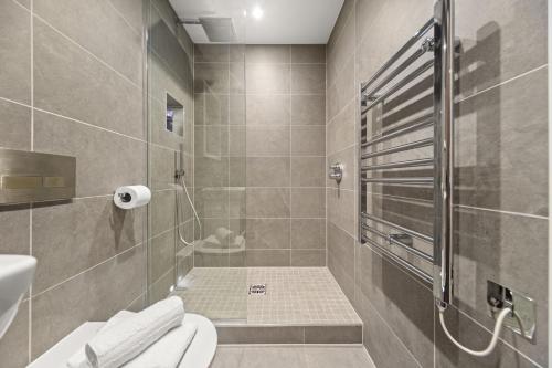 uma casa de banho com um chuveiro e um WC. em Springfield Two em Harrogate