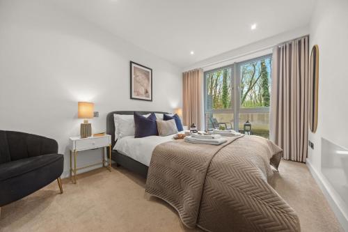 um quarto com uma cama, um sofá e uma janela em Springfield Two em Harrogate