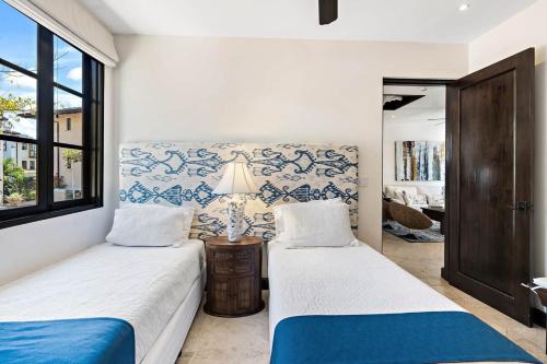 1 dormitorio con 2 camas y ventana en 2-Bedroom Retreat Short Walk to Beach, en Playa Danta