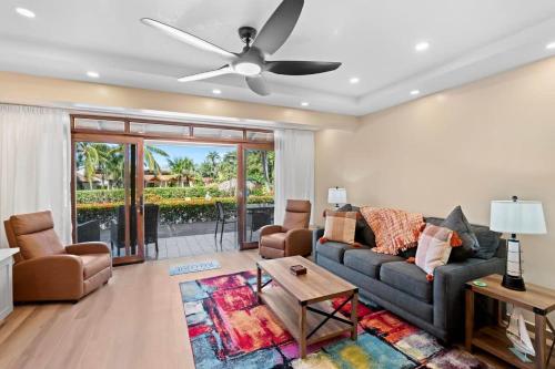 プラヤ・フラミンゴにあるStylish 2-Bedroom Beach Condo with Ocean-View Deck, Lush Pool Area & 2-Minute Walk to Flamingo Beachのソファと天井ファンのあるリビングルーム