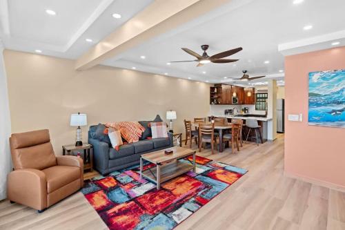 プラヤ・フラミンゴにあるStylish 2-Bedroom Beach Condo with Ocean-View Deck, Lush Pool Area & 2-Minute Walk to Flamingo Beachのソファとテーブルのあるリビングルーム