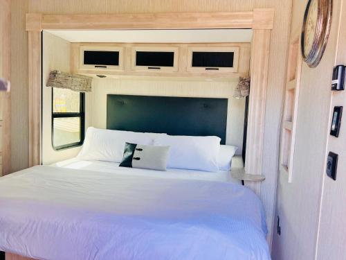 ActonにあるBreezes Parkのベッドルーム(大きな白いベッド1台、窓付)
