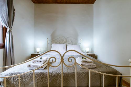 sypialnia z łóżkiem z ramą z kutego żelaza w obiekcie Erotokritos Deluxe Suite With Jacuzzi w mieście Perivólia