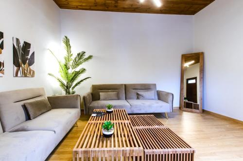 Ruang duduk di Erotokritos Deluxe Suite With Jacuzzi