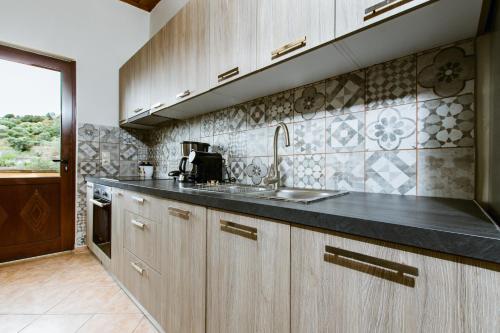 Dapur atau dapur kecil di Erotokritos Deluxe Suite With Jacuzzi