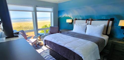 um quarto com uma cama e vista para o oceano em The Seaside Oceanfront Inn em Seaside