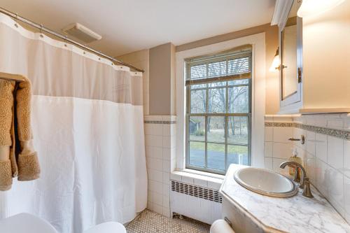 Ένα μπάνιο στο Historic Connecticut Home with Grill and Spacious Yard