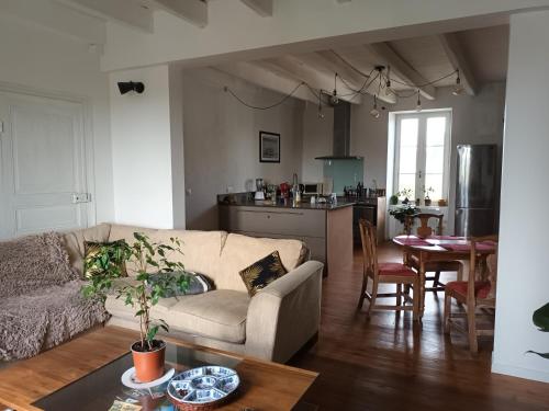 un salon avec un canapé et une table dans l'établissement la vie est belle, à Clohars-Carnoët