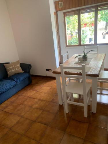 ein Wohnzimmer mit Tisch und Couch in der Unterkunft Bulevar in Mercedes