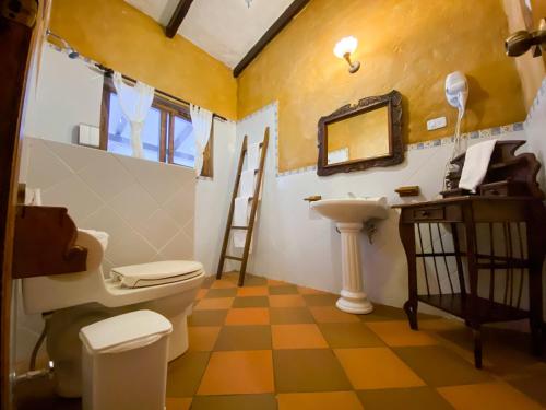 uma casa de banho com um WC e um lavatório em Hacienda San Francisco em Tumbabiro