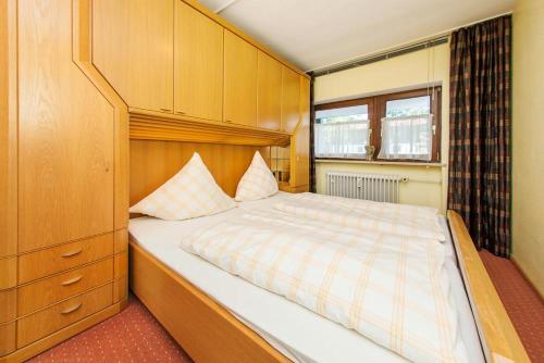 - une chambre avec un grand lit dans un bateau dans l'établissement Ferienwohnung Alex, à Reit im Winkl